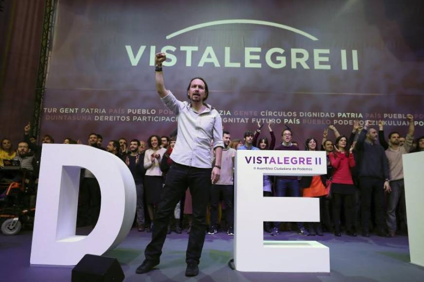 FOTOGRAFÍA. MADRID (ESPAÑA). 12.02.2017. El secretario general de Podemos, Pablo Iglesias, saluda en la Asamblea Ciudadana Estatal de Vistalegre II. Efe
