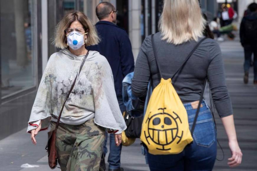 FOTOGRAFÍA. MURCIA (ESPAÑA), 13.03.2020. Una mujer se protege del coronavirus con una mascarilla, este viernes en la Gran Vía de Murcia. Efe