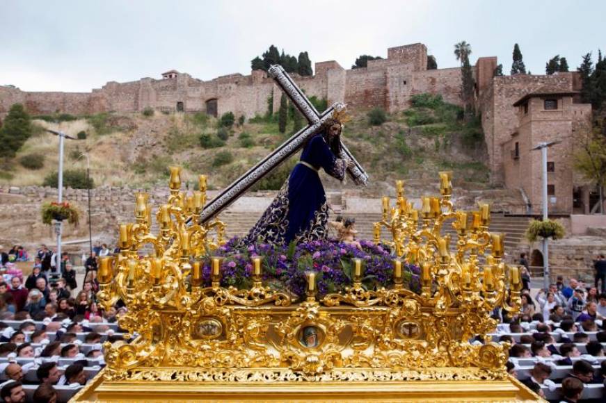FOTOGRAFÍA. MÁLAGA (ESPAÑA), AÑO 2019. El trono de Nuestro Padre Jesús Nazareno Titulado «El Rico» pasa por delante de la Alcazaba en la noche del Miércoles Santo en Málaga. Efe