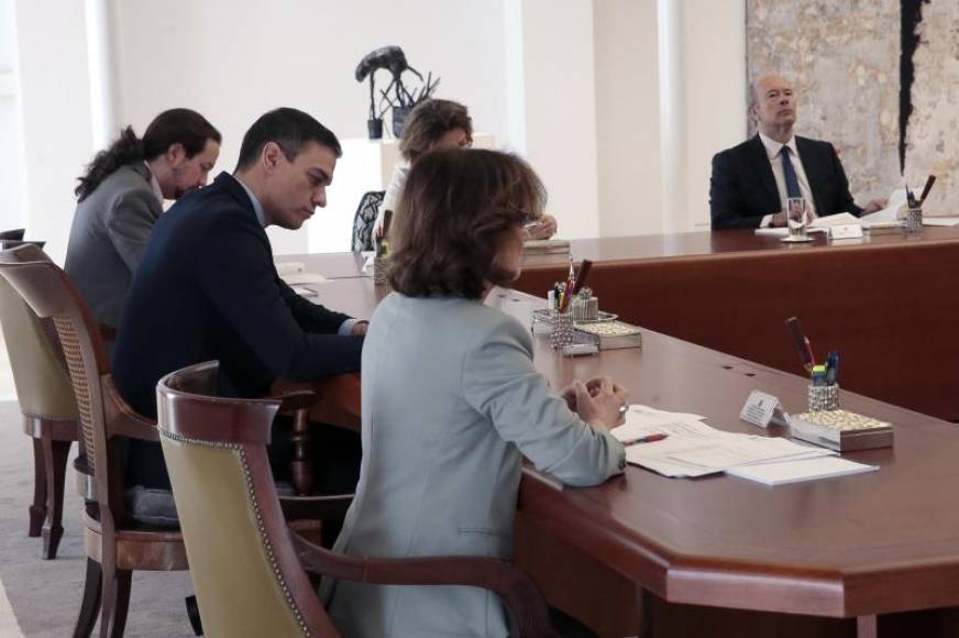 FOTOGRAFÍA. PALACIO DEL GOBIERNO DE ESPAÑA 8LA MONCLOA) MADRID, 14.03.2020. Fotografía facilitada por la Moncloa que muestra al presidente del Gobierno, Pedro Sánchez (c). Efe