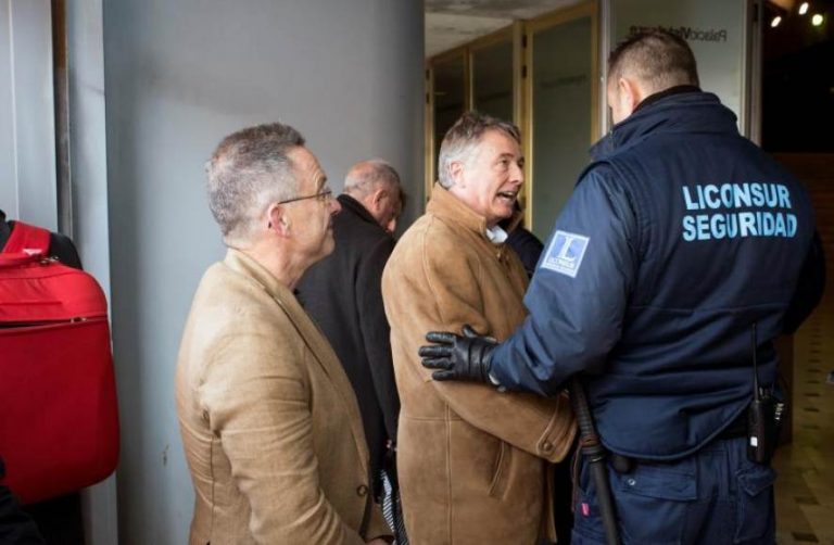 Afiliado Carmelo González salta protocolo del 7M reservado para cargos electos de VOX
