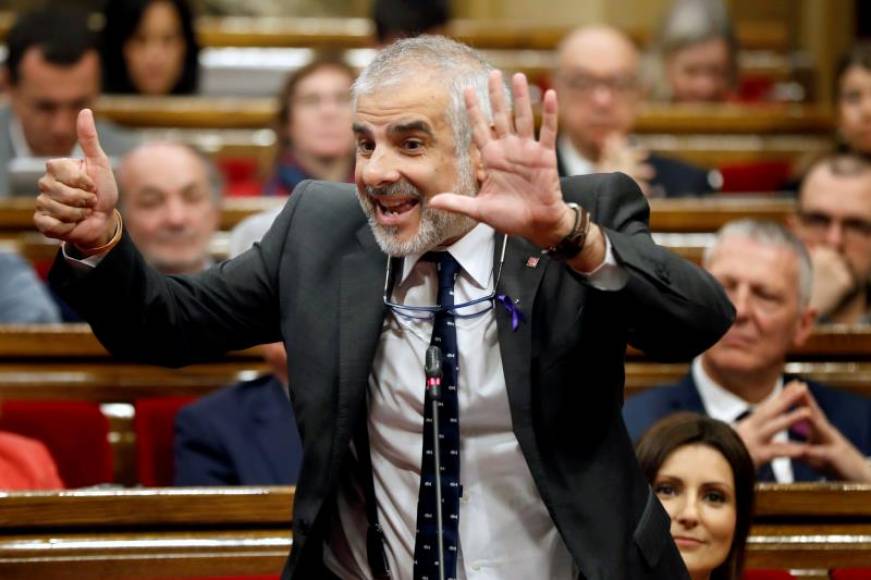 FOTOGRAFÍA. PARLAMENTO DE CATALUÑA (BARCELONA) ESPAÑA, 04.03.2020. El portavoz de Ciudadanos, Carlos Carrizosa, interpela al inhabilitado expresidente, Quim Torra. Efe