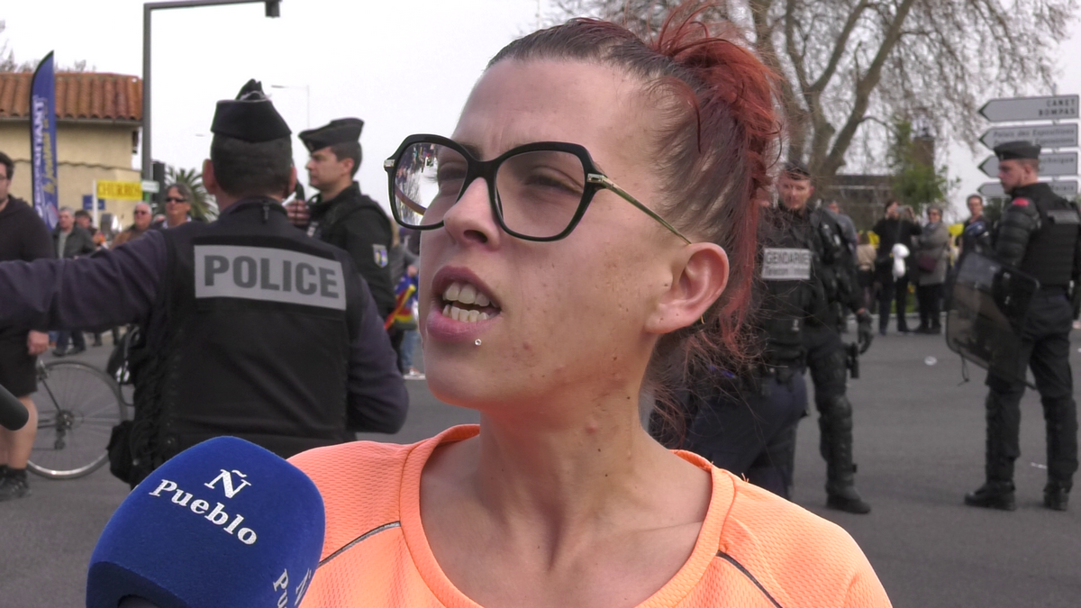 FOTOGRAFÍA. PERPIÑÁN (FRANCIA), 29.02.2020. La joven francesa Tania apoya a los 24 catalanes que han viajado a Perpiñán para rechazar el separatismo. Ñ pueblo
