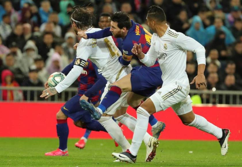 FOTOGRAFÍA. SANTIAGO BERNABÉU (CAMPO DEL REAL MADRID) ESPAÑA, 01.03.2020. El delantero argentino Lionel Messi (c) del Barcelona. Efe