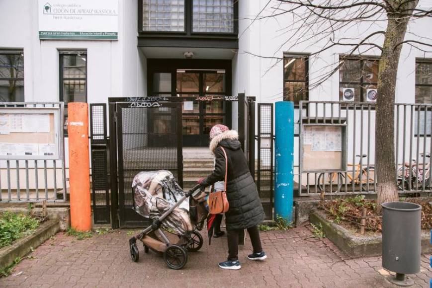 FOTOGRAFÍA. VITORIA (ESPAÑA), 09.03.2020. Vista de la fachada del colegio publico vitoriano Odon Apraiz que ha cerrado este lunes sus puertas al alumnado. Efe