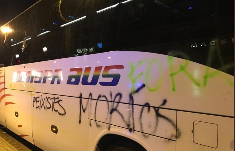 Separatistas y feministas atacan el autocar del Vistalegre de Vox en Barcelona