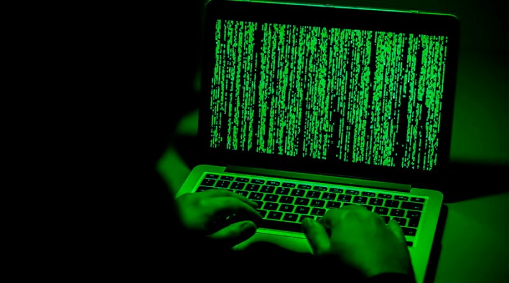 FOTOGRAFÍA. ALEMANIA, 06.0.2020. Una persona utiliza un portátil en Alemania. Es viral y crece con el miedo. No es la COVID-19 pero se expande a la misma velocidad. Efe