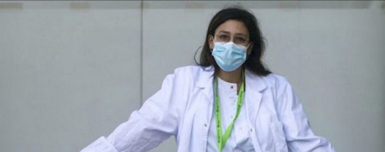 La atleta española médico de profesión, Marina Muzas salvando vidas ante el COVID 19