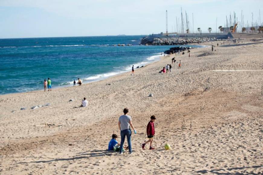 FOTOGRAFÍA. BADALONA (ESPAÑA), 29.04.2020. Varias familias juegan en la playa de Badalona, este miércoles en Barcelona, cuando se cumplen 46 días de confinamiento. Efe