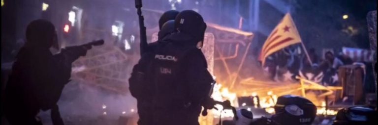 Los policías lloran al catalán caído por COVID 19, luchó en el fuego contra la ira separatista
