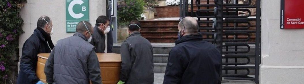 FOTOGRAFÍA. BARCELONA (ESPAÑA), 01.04.2020. Varios operarios portan un féretro de un fallecido por COVID 19 en el Cementerio de Sant Gervasi de Barcelona. Efe