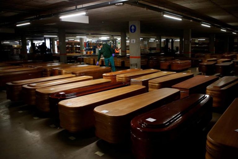 Coronavirus: Barcelona reconvierte un aparcamiento en depósito de fallecidos en Collserola