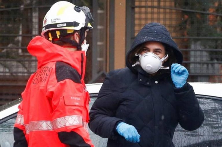 Ada Colau con la mejor mascarilla: Hay coronavirus en las Residencias de ancianos