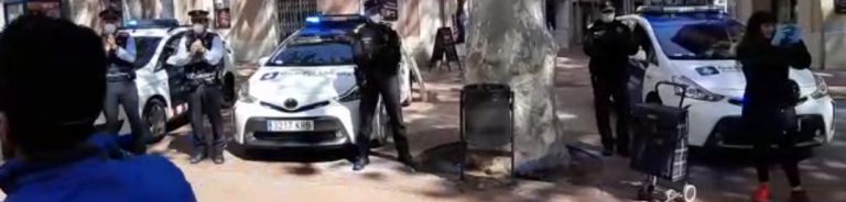 Así la policía rinde un homenaje a los comerciantes de los mercados barceloneses