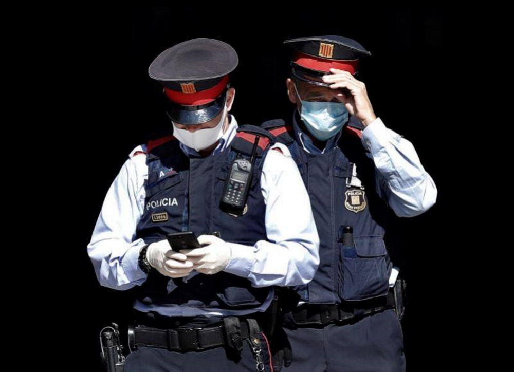 FOTOGRAFÍA. BARCELONA (ESPAÑA), 14.04.2020. Vista de dos agentes de los Mozos de Escuadra con mascarillas. Efe