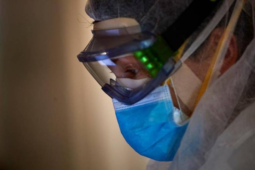 FOTOGRAFÍA. BARCELONA (ESPAÑA), 18.03.2020. Profesionales sanitarios realizan su trabajo con enfermos de la COVID -19 en la planta 9 del hospital del Mar de Barcelona. Efe