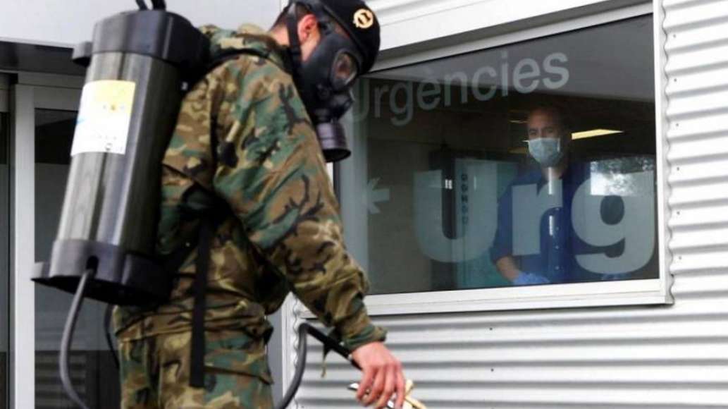 FOTOGRAFÍA. BARCELONA (ESPAÑA), ABRIL DE 2020. Un paciente observa la actuación de miembros del Ejercito de Tierra. Efe