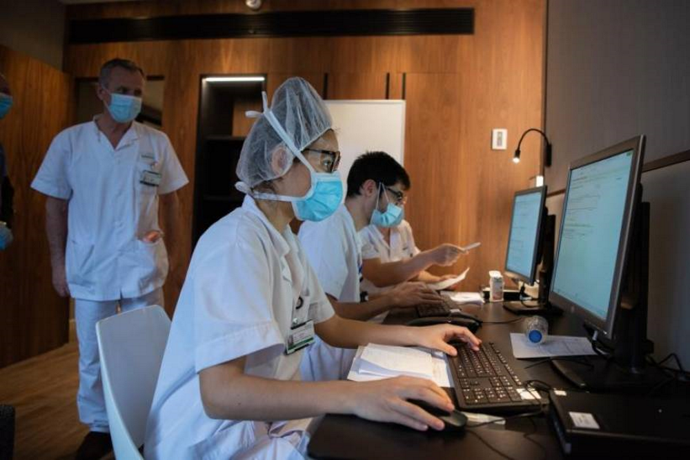 FOTOGRAFÍA. CATALUÑA (ESPAÑA), 01.04.2020. Vista de un grupo de sanitarios en un hospital de Cataluña. Efe