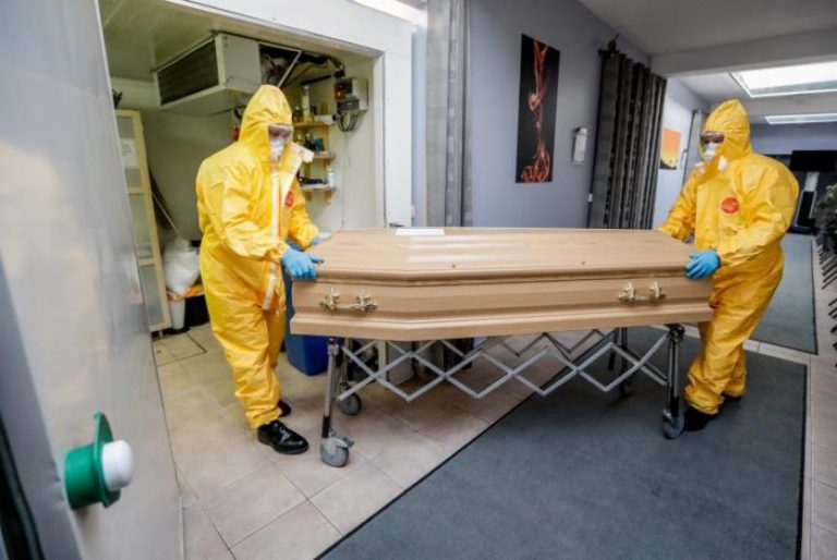 Madrid prohibió el acceso de ancianos de 80 años a los hospitales. Se quejaron Derecho a Vivir y Asociación de Bioética