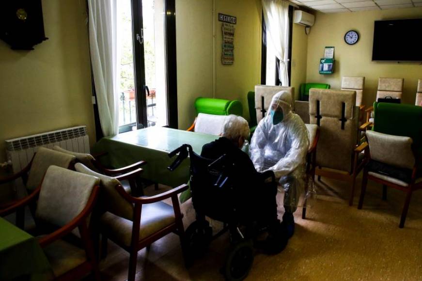FOTOGRAFÍA. CATALUÑA (ESPAÑA), 21.04.2020. Visa de una persona en una Residencia de ancianos en España durante el confinamiento por covid 19. Efe
