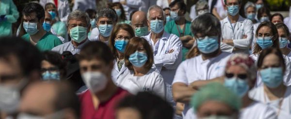 FOTOGRAFÍA. CATALUÑA (ESPAÑA), 28 DE ABRIL DE 2020. Convocatoria de 12.850 plazas de formación sanitaria especializada para 2027. Los enfermeros de España denuncian que «La falta de suficientes equipos y la distribución de material defectuoso ha resultado determinante para que España esté a la cabeza del mundo en número de sanitarios contagiados». Enfermeros, COVID 19, coronavirus, contagios, EPI. Lasvocesdelpueblo (Ñ Pueblo)