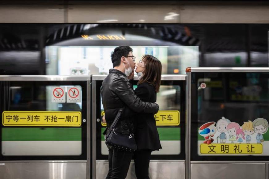 FOTOGRAFÍA. CHINA, MARZO DE 2020. Vista de una pareja china besándose durante el ataque de la pandemia del coronavirus en China. eFE