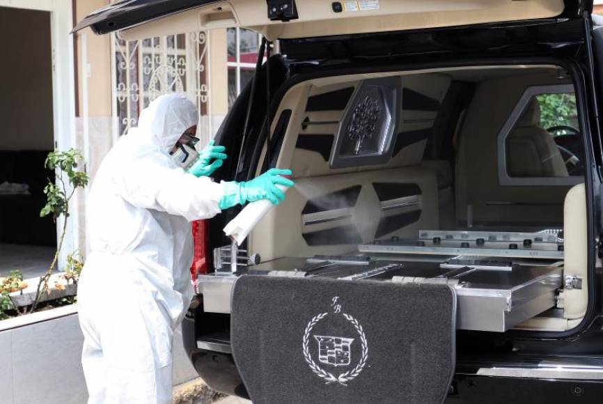 FOTOGRAFÍA. CIUDAD DE MÉXICO (MÉXICO), 18.04.2020. Fotografía del 17 de abril del 2020, que muestra a un empleado de una funeraria mostrando los protocolos de seguridad sanitaria. Efe