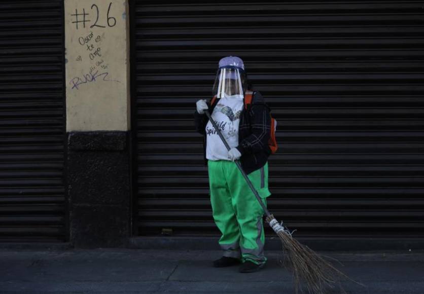 FOTOGRAFÍA. CIUDAD DE MÉXICO (MÉXICO9, ABRIL DE 2020. Personal de limpieza se protege con un casco ante la pandemia del COVID-19. Efe