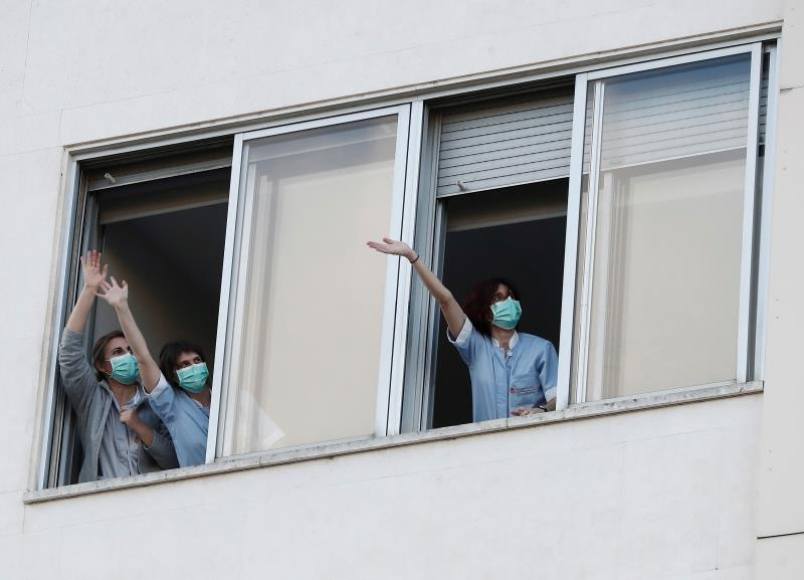 FOTOGRAFÍA. (ESPAÑA), 08.04.2020. Enfermeras responden con aplausos a los ciudadanos que animan y agradecen la labor en su dedicación a los pacientes afectados por el COVID-19. Efe