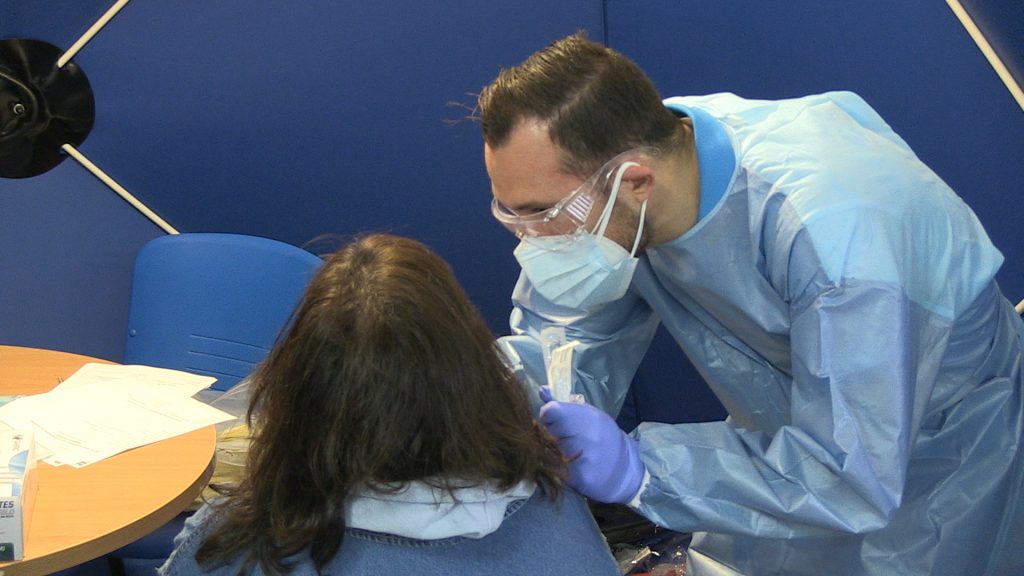 FOTOGRAFÍA. ESPAÑA, 23.04.2020. Un médico saca muestras para las pruebas de la Proteína C Reactive (PCR) del coronavirus (COVID 19). Ñ pueblo