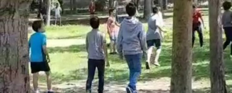 Centenares de niños españoles celebran el fin de su confinamiento con partiditos de fútbol