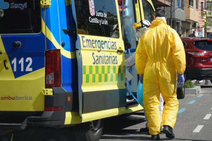 FOTOGRAFÍA. (ESPAÑA), ABRIL DE 2020. Sanitarios desinfectan una ambulancia tras realizar una salida asistencial a un domicilio en Valladolid. Efe