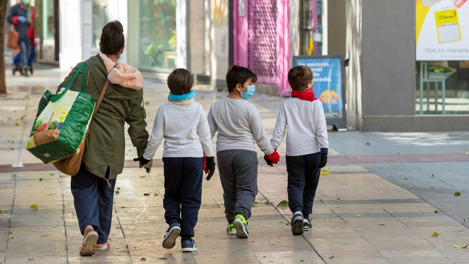 FOTOGRAFÍA. ESPAÑA, ABRIL DE 2020. Vista de una mujer yendo de compra con tres menores de edad durante el estado de alarma por COVID 19. Efe