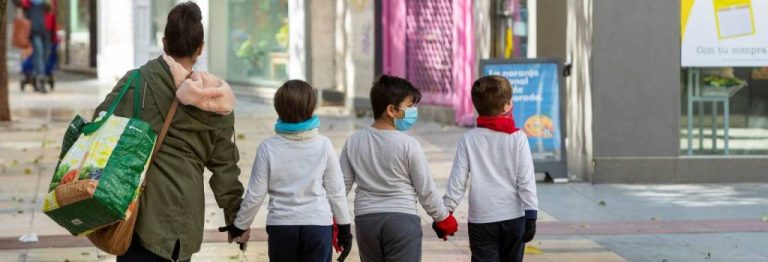 Sánchez rectifica y autoriza los paseos a 6,8 millones menores de 14 años a partir del 26A