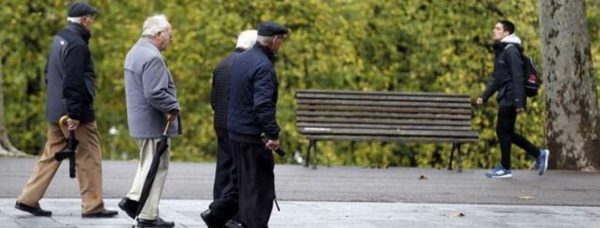 FOTOGRAFÍA. ESPAÑA, AÑO 2018. A prisión una cuidadora por robar a una anciana de 97 años en Salamanca. Vista de un grupo de ancianos en España. HECHOS, Madrid, 28.04.2020. La pensión media del sistema -que comprende jubilación, incapacidad permanente, viudedad, orfandad y a favor de familiares- aumentó un 2,12 %, hasta los 1.008,8 euros, después de que en febrero superara el umbral de los 1.000 euros. Pensionistas, jubilados, pensión, mayores, ancianos. Efe