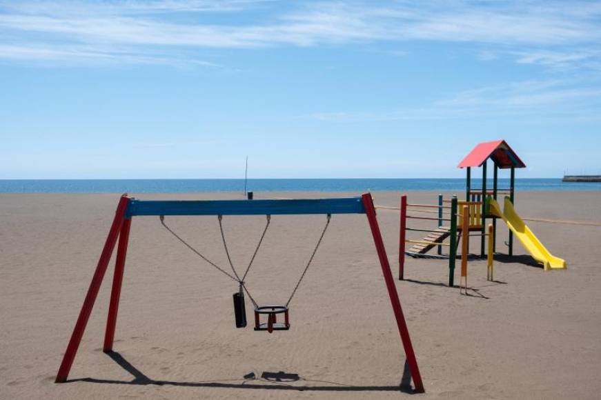 FOTOGRAFÍA. FUERTEVENTURA (ESPAÑA), ABRIL DE 2020. n parque infantil en la playa de la localidad de Gran Tarajal, en la isla de Fuerteventura.