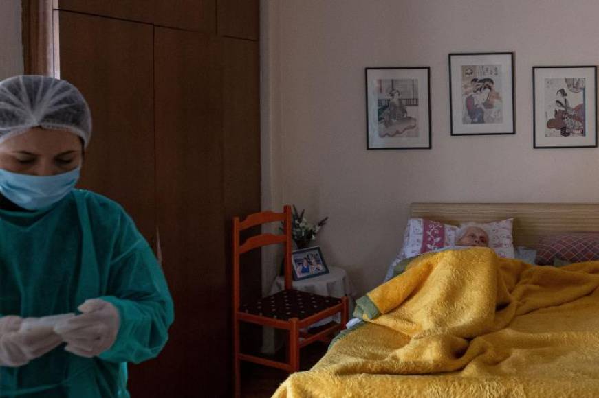 FOTOGRAFÍA. GRCIAS, 23.04.2020. Un enfermera prepara la medicación para una anciana en una residencia para mayores en Grecia. Efe