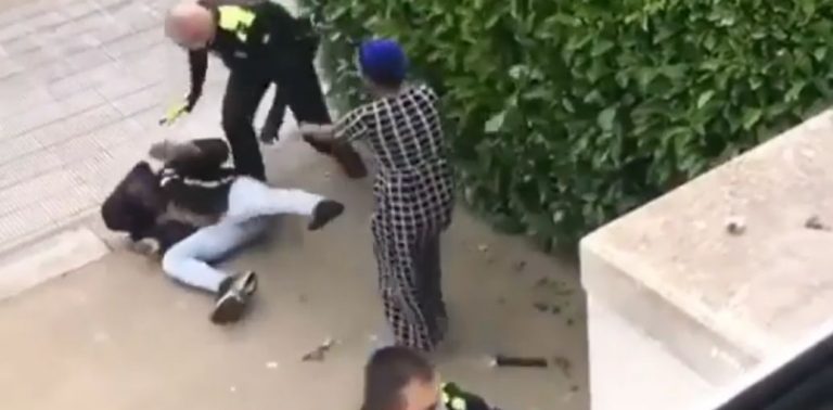 FOTOGRAFÍA. LA BISBAL DEL AMPURDÁN (GERONA) CATALUÑA (ESPAÑA), 18.04.2020. Un inmigrante resiste con violencia contra dos profesionales del Cuerpo de policía local de la localidad gerundense de La Bisbal del Ampurdán -La Bisbal-. El Gobierno municipal anuncia apertura de expedientes disciplinarios y considera actitud «violenta, racista, xenófoba, machista o autoritaria», la actitud de los profesionales de Policía Local, víctimas de la agresión de las supuestas dos parejas del también agresivo inmigrante detenido. Lasvocesdelpueblo (Ñ pueblo)