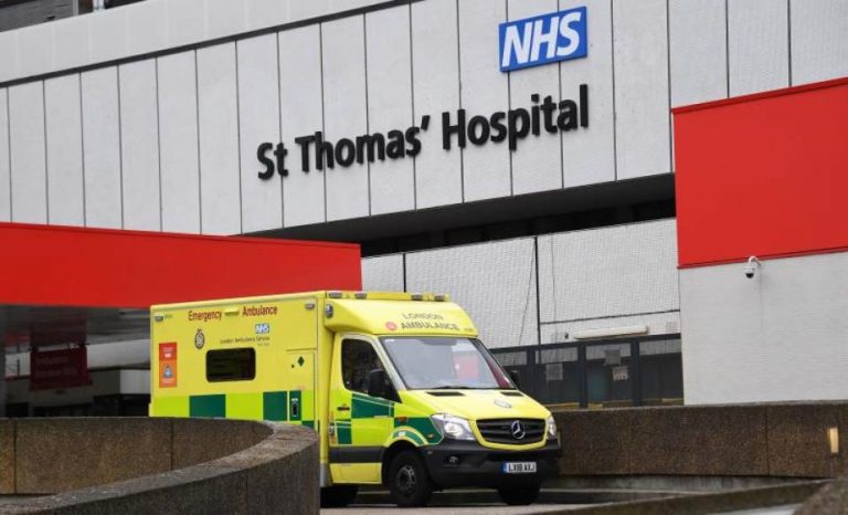 El primer ministro británico Boris Johnson con COVID 19 abandona la UCI