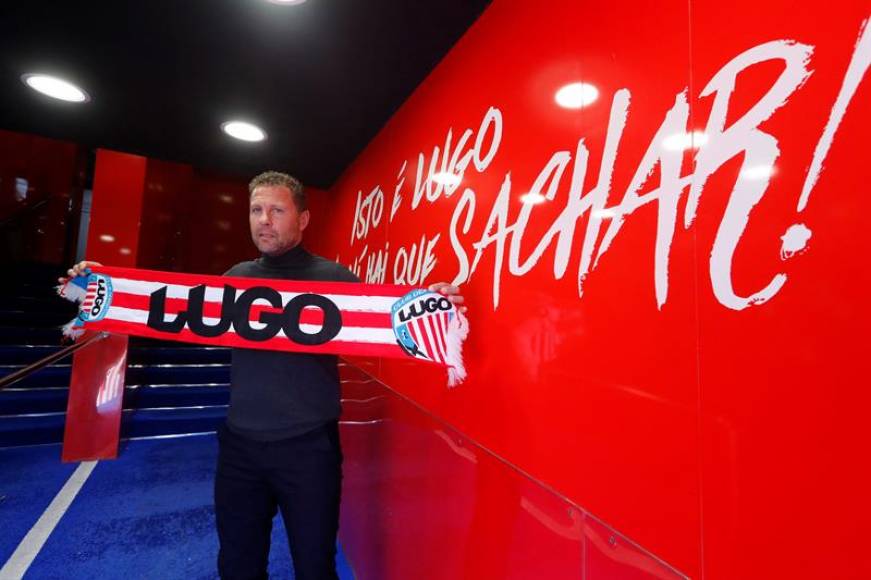 FOTOGRAFÍA. LUGO (ESPAÑA), AÑO 2019. El entrenador del CD Lugo, Curro Torres, posa con la bufanda del club rojiblanco. Efe