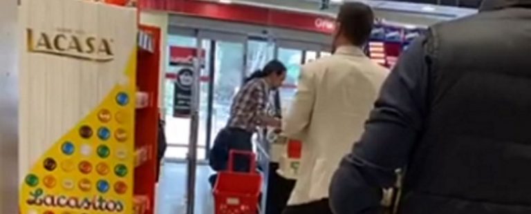 Pillan al vicepresidente de gobierno Pablo Iglesias sin mascarilla en un supermercado