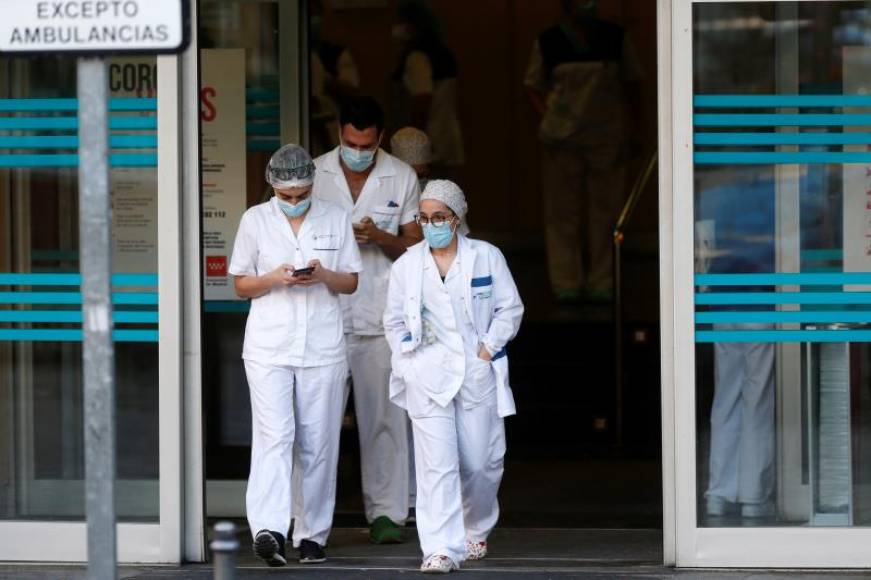 FOTOGRAFÍA. MADRID (ESPAÑA), 09.04.2020. Trabajadores de la Fundación Jiménez Díaz de Madrid durante el aplauso recibido, Efe