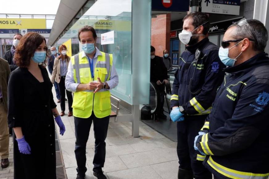 FOTOGRAFÍA. MADRID (ESPAÑA), 11.04.2020. La presidente de la Comunidad de Madrid, Isabel Díaz Ayuso, visita este sábado el Hospital temporal para pacientes COVID-19. Efe