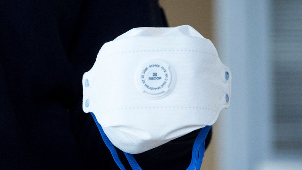 FOTOGRAFÍA. MADRID (ESPAÑA), 28.01.2020. Mascarilla y guantes desechables, dos de las formas de protección que la portavoz de la Policía Nacional, Ana Ramón. Efe (2)