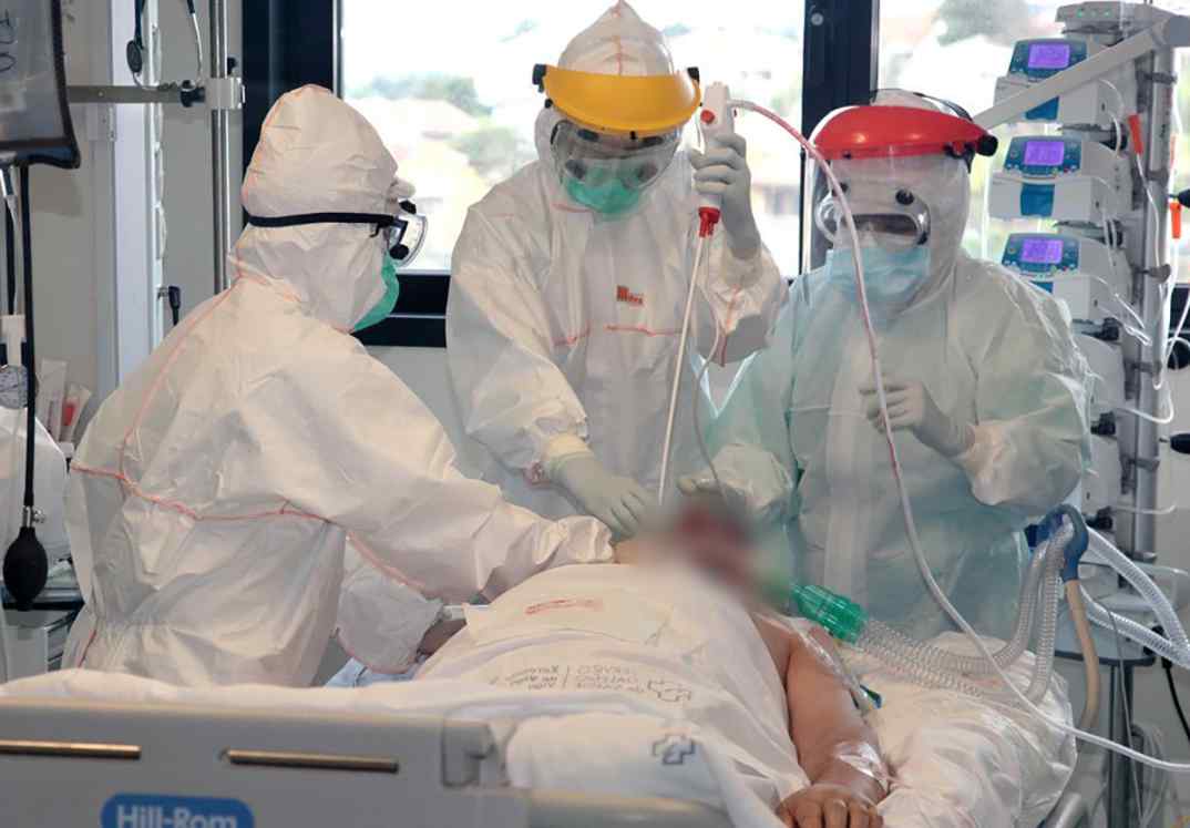 FOTOGRAFÍA. MADRID (ESPAÑA), 29.04.2020. Los médicos atienden a un paciente del COVID 19. El Sindicato de Enfermería ha reclamado al ministro de Sanidad. Ñ Pueblo