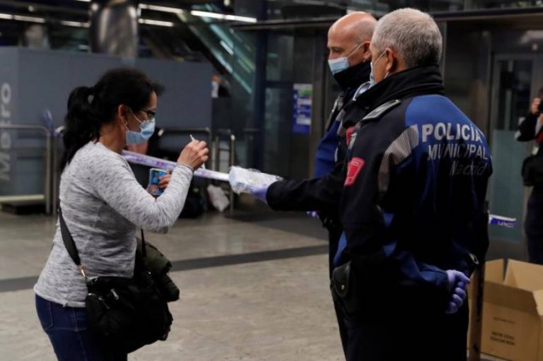Mascarillas quirúrgicas que reparte Sánchez no protegen a gente que la lleva sino a la del frente