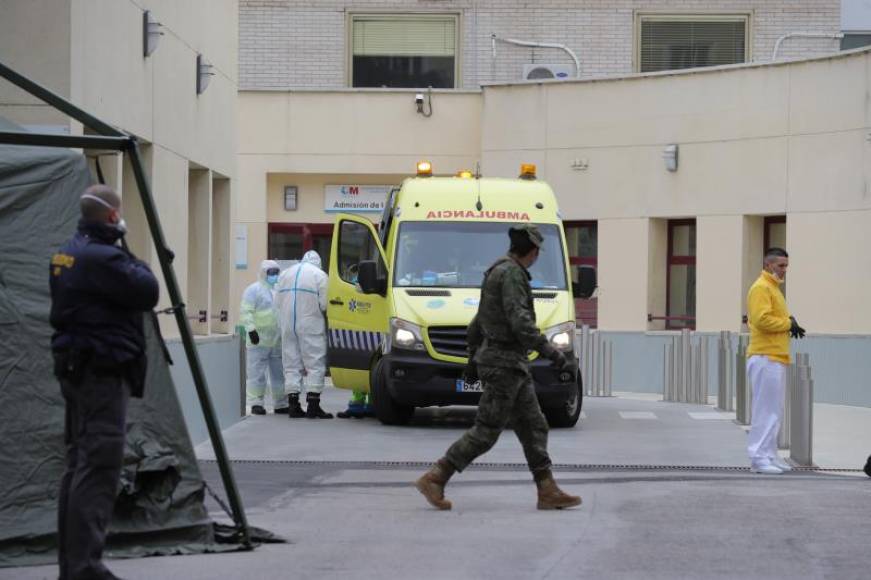 FOTOGRAFÍA. MADRID (ESPAÑA), ABRIL DE 2020. Una ambulancia llega al Hospital del Gregorio Marañón. Efe