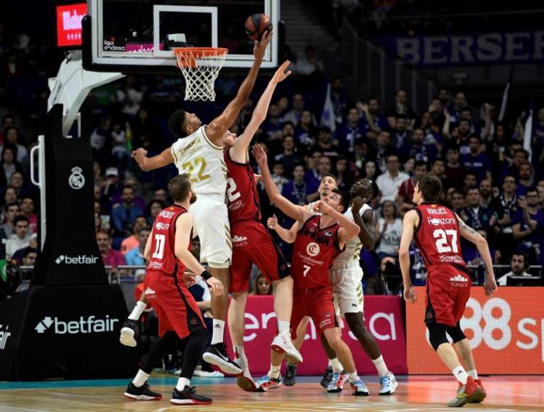 FOTOGRAFÍA. MADRID (ESPAÑA), AÑO 2020. El pívot caboverdiano Walter Tavares (i2) del Real Madrid, disputa el balón con el pívot islandés Tryggvi Hlinason. Efe