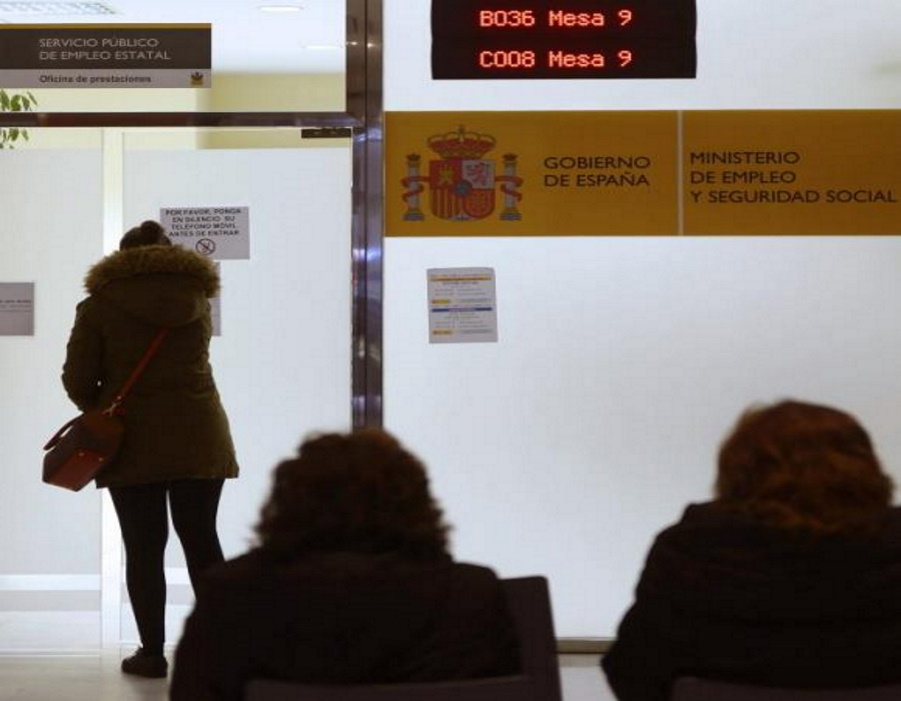 FOTOGRAFÍA. MADRID (ESPAÑA), AÑO 2020. Un grupo de personas espera su turno en una oficina de empleo del ECyL de Valladolid. Efe