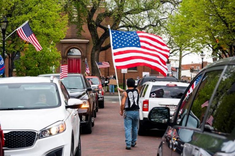 Seguidores de Trump se suman a las manifestaciones contra confinamiento por COVID 19